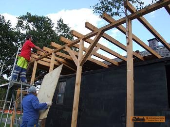 Platten hochgeben und festschrauben!