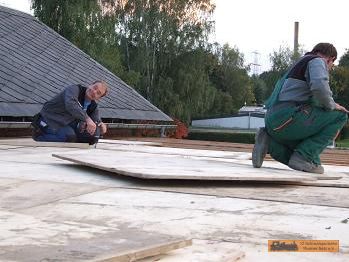 ... und Platten hochgeben und und festschrauben ...