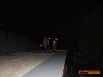 Die 1. Lage Dachpappe kommt noch hoch.