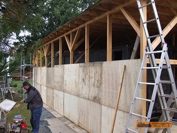 Die Seitenverkleidung wird angeschraubt.