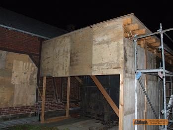 Auch an den Giebeln kommen Platten.