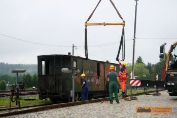 Die B�nder werden nun an die Spezialb�nder befestigt. � S. Meyer