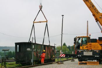 Nun kann der Kranhub beginnen. � S. Meyer