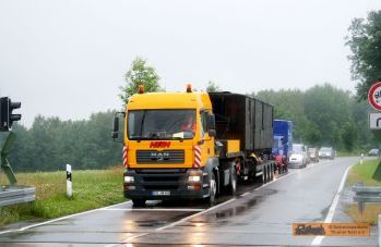 Der Tieflader f�hrt Richtung B 95. � S. Meyer