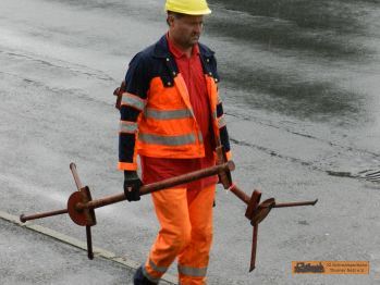 Einige Absperrungen m�ssen wir auch aufbauen. � R. Stellmacher