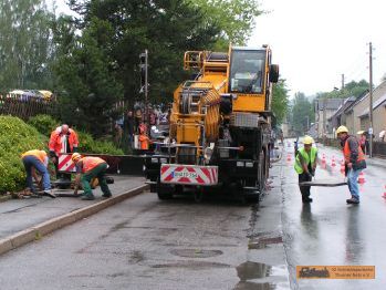 Die St�tzen des Kranes werden in Stellung gebracht. � J. Reuter