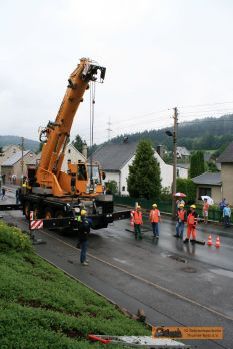 Der Kran ist bereit f�r den Hub. � C. Weber