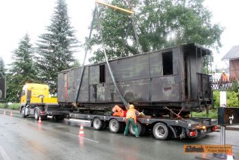 Der Ich muss da mal schnell eines der B�nder unter dem Wagen richten. � S. Meyer