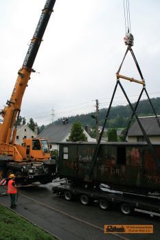 Der Kranhub beginnt. � C. Weber