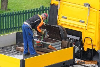 Die Spanngurte der Drehgestelle werden verpackt. � J. Kutschka