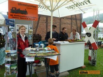 Die Info-St�nde auf der Festwiese. � M. Ihle