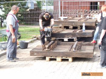 Die Schienenplatten werden aufgeschraubt.