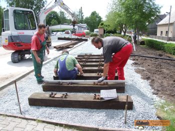 Die Schwellen werden nach und nach gelegt.