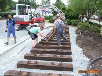 Die erste Schiene ist im Anflug.