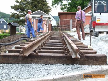 Nun kommt gleich die dritte Schiene auf die Schwellen.