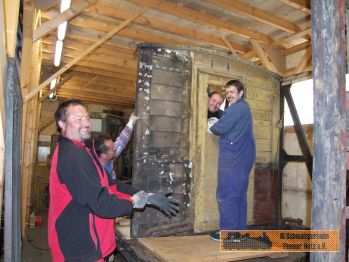 Hey, nicht lachen - die Wand soll weg.