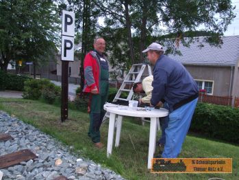 Einige Tafeln werden angebracht.