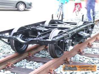 Fertig, dass Drehgestell #1 ist eingegleist!