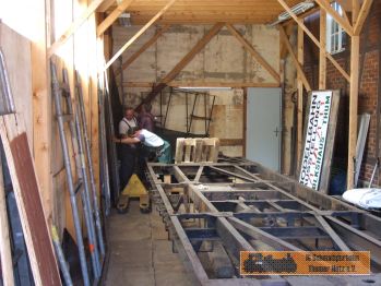 Die hinteren R�der! werden angebracht.