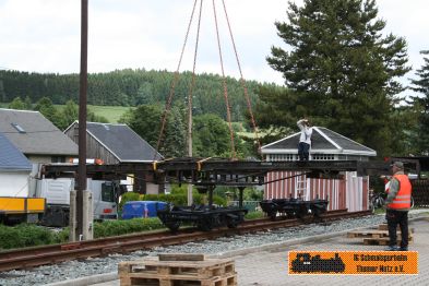 Der Wagenrahmen wird verladen.