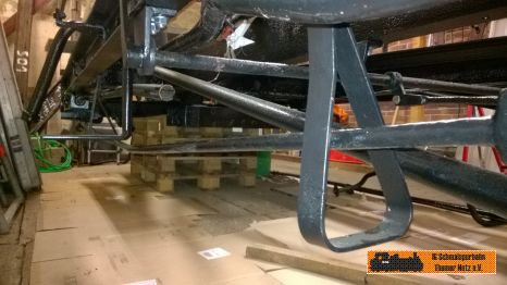 Die Handbremse ist mit dem Bremssystem verbunden.