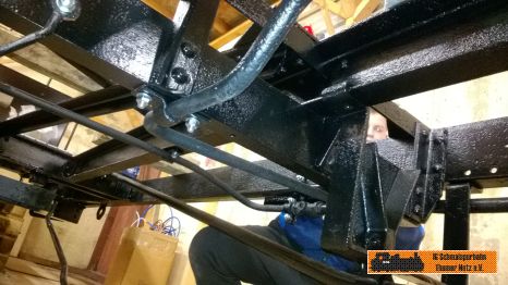 Die ersten Rohre der Bremsleitung werden montiert.