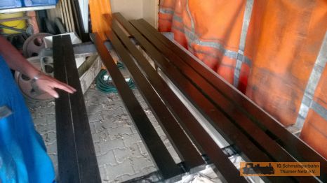 Die Auflagebalken sind ebenfalls schwarz gestrichen.