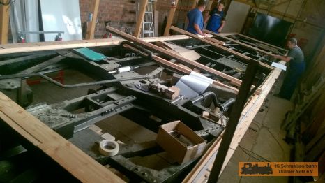 Quer kommen zus&auml;tzliche Fu�bodentr&auml;ger dazu.