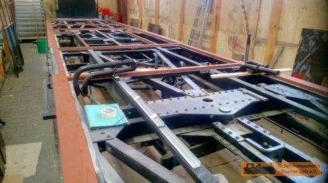 Die Fu�bodenseite bekommt einen braunen Anstrich.