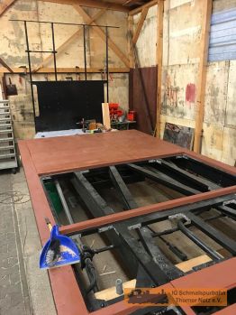 Die ersten Bodenbretter sind angebracht.