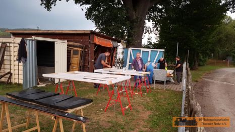 Die Trittstufen und Wandelemente bekommen Farbe ab.