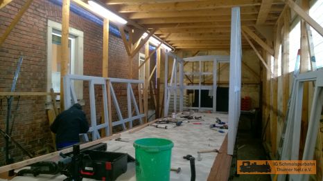 Die ersten Wandelemente sind verbaut.