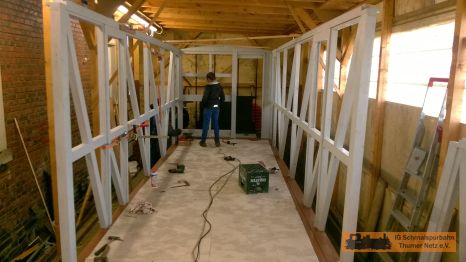 Die l&auml;ngere H&auml;lfte der Elemente ist aufgebaut.