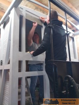 Eine der Schiebet&uuml;ren wird eingepasst.