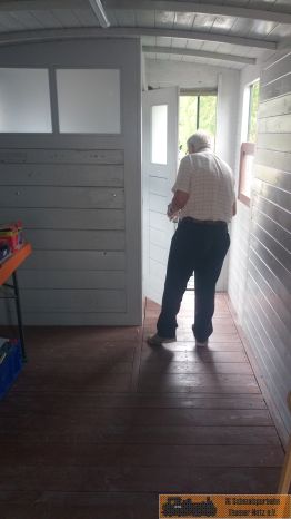 Siegfried baut die T&uuml;rschl&ouml;sser ein.