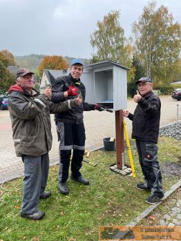 Der Telefonkasten wir angebracht.