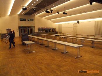 Der Saal wird einger�umt.