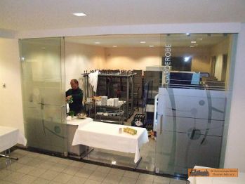 Der Imbiss wird gef�llt.