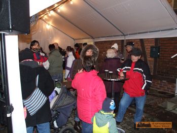 Man verweilt bei Gl�hwein und Bratwurst.