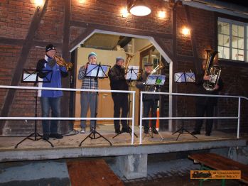 Die Herolder-Blasmusikanten spielen auf.