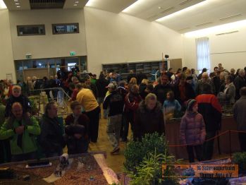 Der Saal ist voller G�ste.