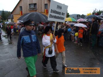 Unser Schildtr�ger mit Jugendlichen Beistand.