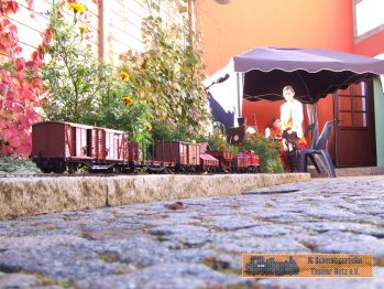 Die kleine Gartenbahn f�hrt.