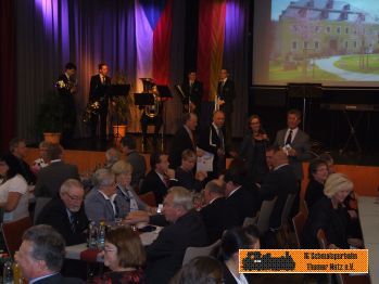 Etwas Brass als kulturelle Untermalung.