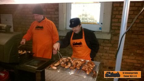 Die Bratwurst frisch vom Grill.