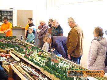 Markus Nestler, der Vater der TT-Gro�anlage, hat den Lokschuppen wieder in die H�nde von Tino gegeben.