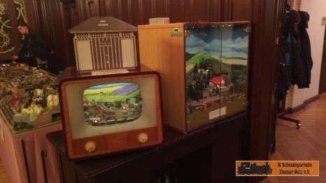 Auch im Fernseher hat eine Modellbahn Platz.