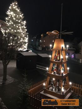 Die Pyramide vor dem Eingang.