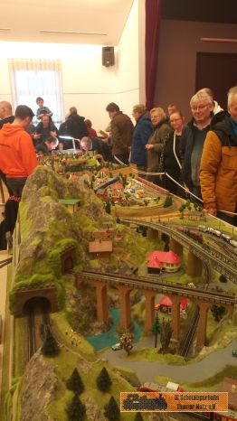 Die Alpenanlage ist vorn zu sehen.