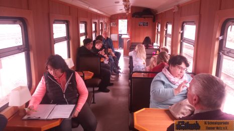 Bettina k�mmert sich um das Abendessen.